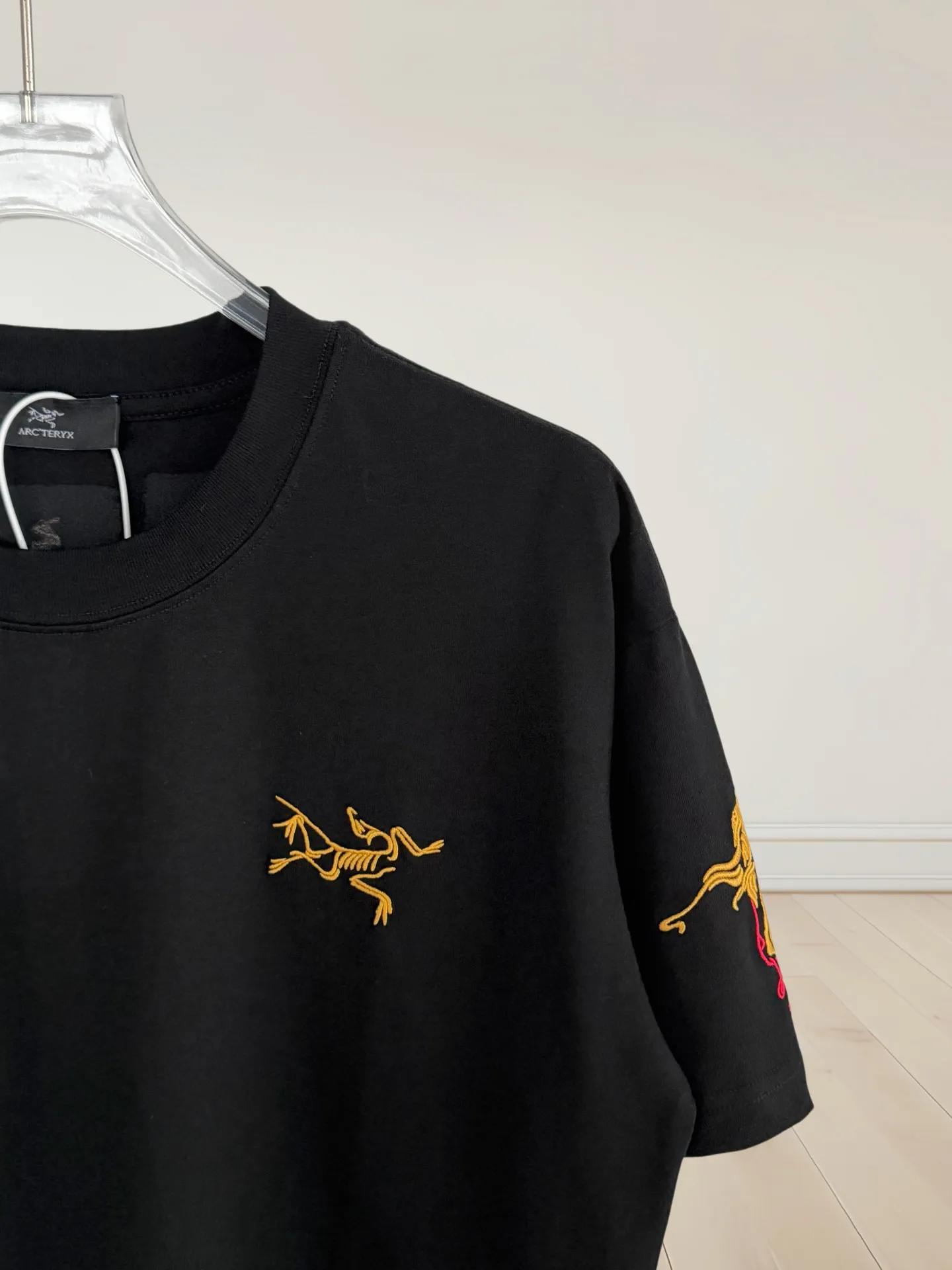 ［ Quality］arc’teryx 。 t 32 g 。 Breathable， ， ， Goldlogo ， 🐴🐴🐴 。 ， ， ， Same Style 𝐂𝐎𝐋𝐎𝐔𝐑：White Black 𝐒𝐈𝐙𝐄：S-XL ： S： 51- 55- 70 M： 53- 57- 72 L： 55- 59- 74 XL： 57- 61- 76